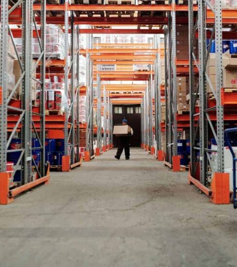 How to Manage Warehouse Inventory in 2024